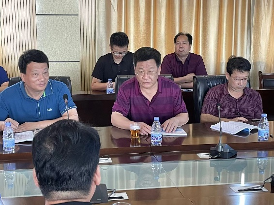圖片 隨后雙方進(jìn)行座談,鄭校長(zhǎng)就兩校共同的發(fā)展背景,共同經(jīng)歷的困難談了自己的見解,同時(shí)對(duì)學(xué)校現(xiàn)有的專業(yè)、服務(wù)區(qū)域經(jīng)濟(jì)方面做了全面的介紹。我校李云飛書記對(duì)<a href=http://www.tjsxht.com/school-480/ target=_blank class=infotextkey>長(zhǎng)樂(lè)職業(yè)中專學(xué)校</a>現(xiàn)有的建設(shè)發(fā)展情況給予高度評(píng)價(jià)。他表示,“加快推進(jìn)兩校合作交流,可以共同推進(jìn)現(xiàn)代職教體系建設(shè)”。 圖片 謝強(qiáng)忠校長(zhǎng)在會(huì)上提出希望,“福建技術(shù)師院附屬龍華職技校和<a href=http://www.tjsxht.com/school-480/ target=_blank class=infotextkey>長(zhǎng)樂(lè)職業(yè)中專學(xué)校</a>能充分發(fā)揮兩校教育資源優(yōu)勢(shì),緊密對(duì)接當(dāng)?shù)禺a(chǎn)業(yè)發(fā)展需求,在人才培養(yǎng)、專業(yè)建設(shè)、師資培訓(xùn)等方面開展深層次合作,合力構(gòu)建中職教育職業(yè)教育體系,更好地培養(yǎng)服務(wù)區(qū)域經(jīng)濟(jì)社會(huì)發(fā)展的高素質(zhì)技術(shù)技能人才和能工巧匠,一起加快“雙高建設(shè)”新進(jìn)程。” 圖片
