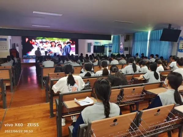 四、參觀禁毒宣教室 利用林則徐禁毒宣教室的各項資源,如禁毒電影、線上答題平臺、仿真毒品、禁毒法律法規(guī)、禁毒宣傳書籍、本地案例等,讓同學們直面感受學校對毒品預防教育的重視,堅決支持國家禁毒行動,營造良好的校園無毒環(huán)境。 圖片 圖片 圖片 圖片