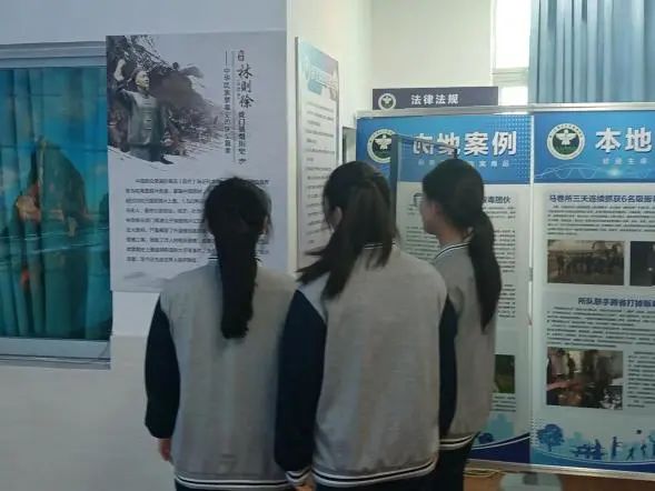 四、參觀禁毒宣教室 利用林則徐禁毒宣教室的各項資源,如禁毒電影、線上答題平臺、仿真毒品、禁毒法律法規(guī)、禁毒宣傳書籍、本地案例等,讓同學們直面感受學校對毒品預防教育的重視,堅決支持國家禁毒行動,營造良好的校園無毒環(huán)境。 圖片 圖片 圖片 圖片