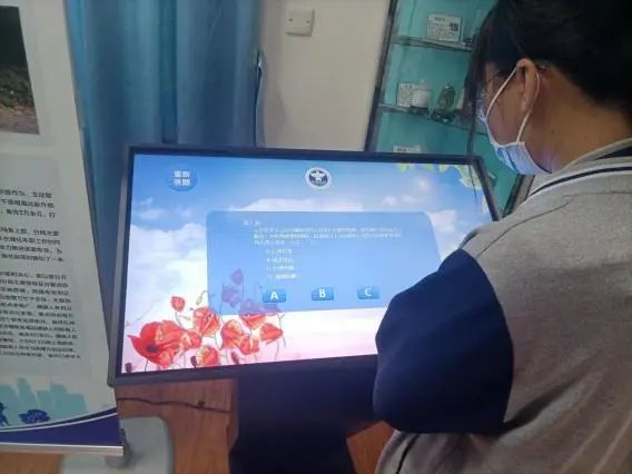 四、參觀禁毒宣教室 利用林則徐禁毒宣教室的各項資源,如禁毒電影、線上答題平臺、仿真毒品、禁毒法律法規(guī)、禁毒宣傳書籍、本地案例等,讓同學們直面感受學校對毒品預防教育的重視,堅決支持國家禁毒行動,營造良好的校園無毒環(huán)境。 圖片 圖片 圖片 圖片