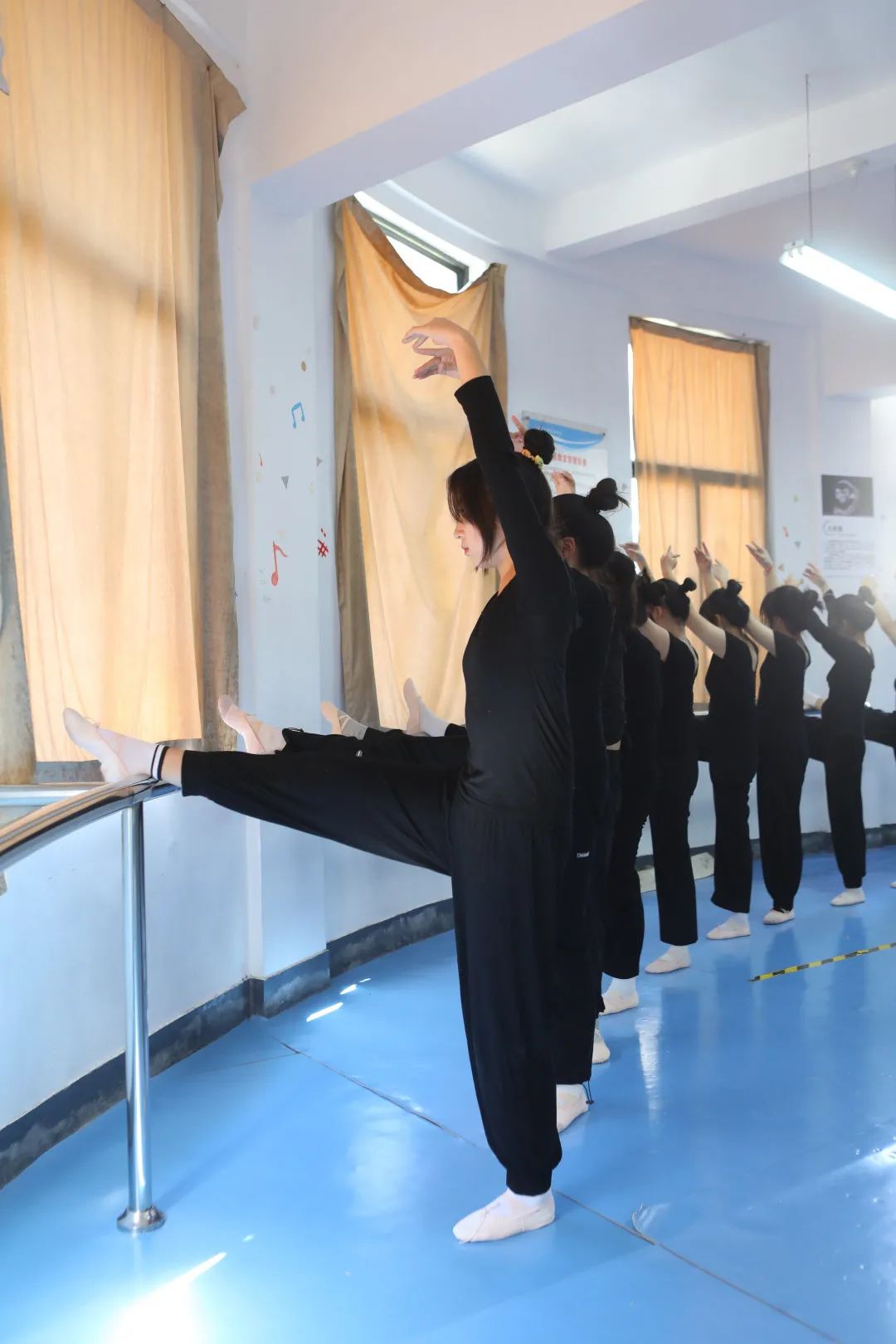 <a href=http://www.tjsxht.com/school-504/ target=_blank class=infotextkey>福建中華技師學院</a> 工學一體 技能就業!世界青年技能日主題活動啟動