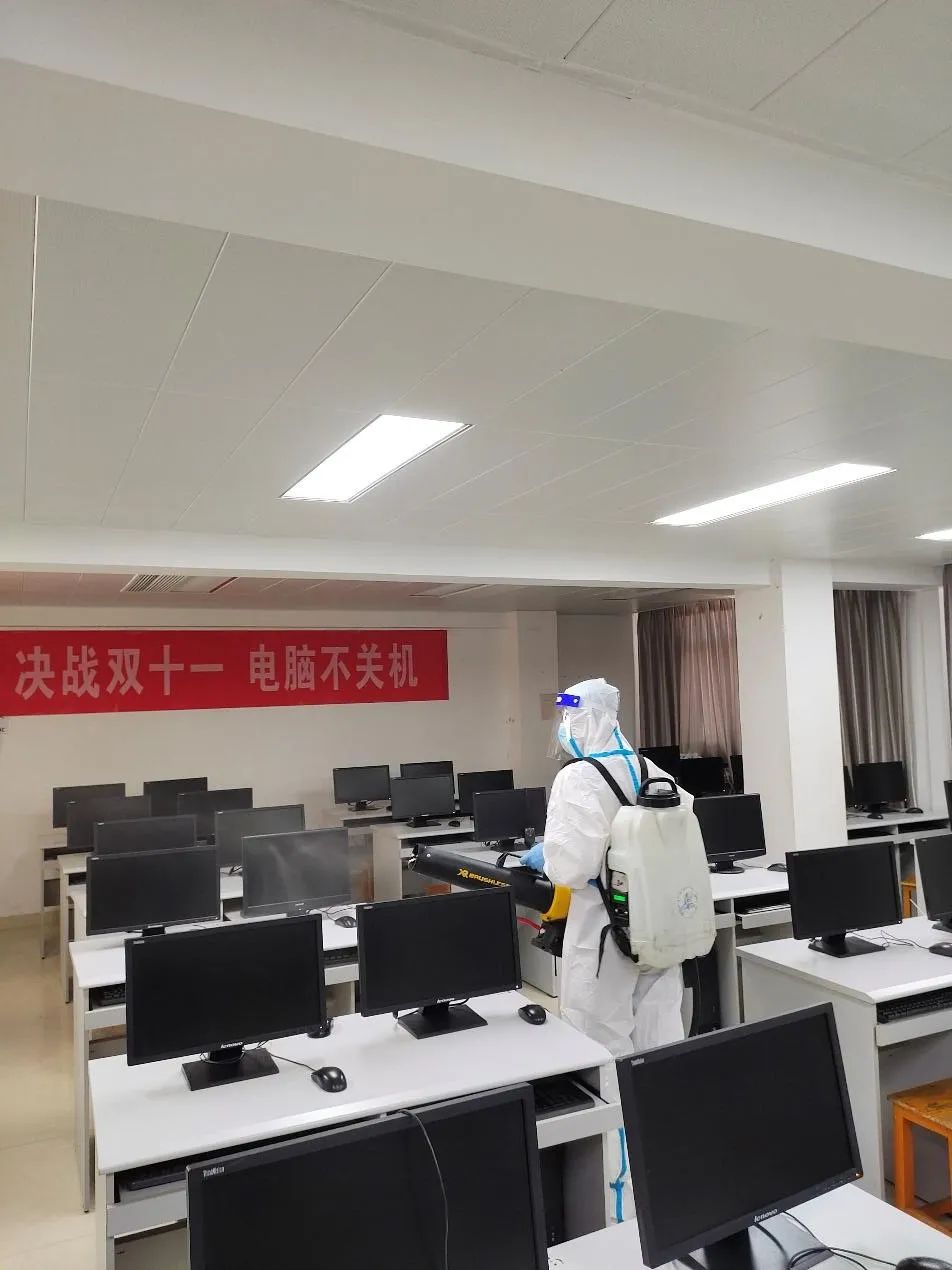 <a href=http://www.tjsxht.com/school-376/ target=_blank class=infotextkey>泉州財(cái)貿(mào)職業(yè)技術(shù)學(xué)校</a>開(kāi)展開(kāi)學(xué)前全面預(yù)防性消毒工作