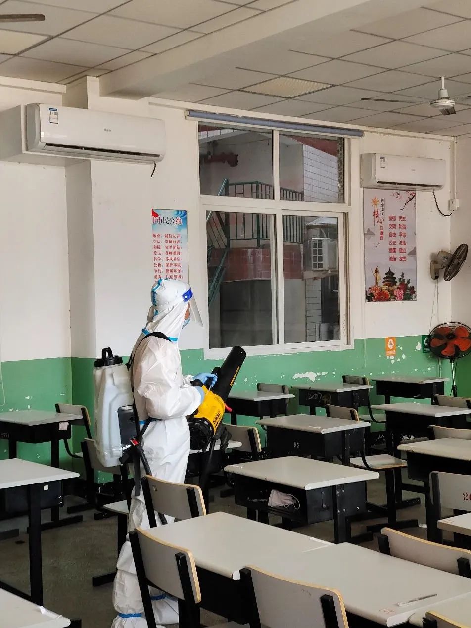 <a href=http://www.tjsxht.com/school-376/ target=_blank class=infotextkey>泉州財(cái)貿(mào)職業(yè)技術(shù)學(xué)校</a>開(kāi)展開(kāi)學(xué)前全面預(yù)防性消毒工作