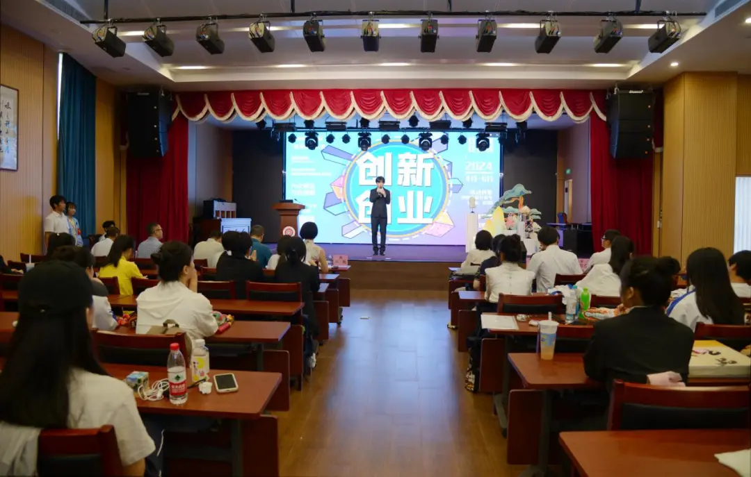 <a href=http://www.tjsxht.com/school-377/ target=_blank class=infotextkey>福建商貿(mào)學(xué)校</a>