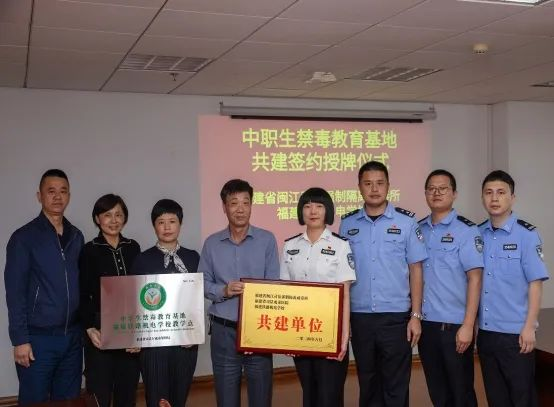 <a href=http://www.tjsxht.com/school-403/ target=_blank class=infotextkey>福建鐵路機電學校</a>