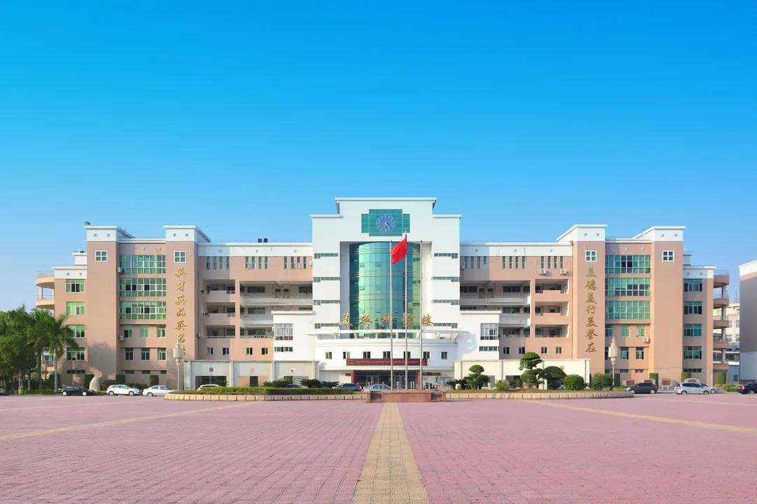 <a href=http://www.tjsxht.com/school-399/ target=_blank class=infotextkey>晉江華僑職業中專學校</a>